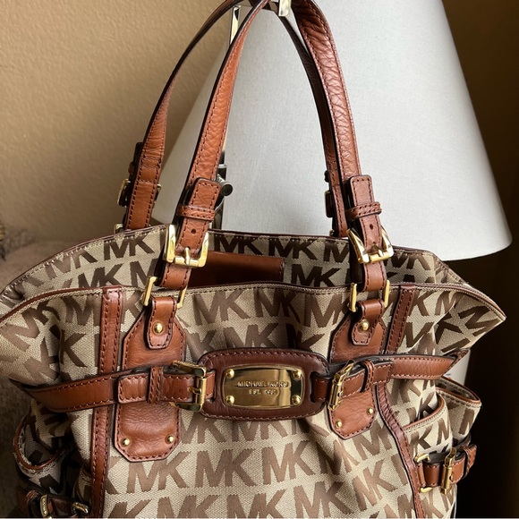Michael Kors Signature Gansevoort  Fabric Leather Straps Shoulder Bag/ Crossbody - Picture 2 of 10